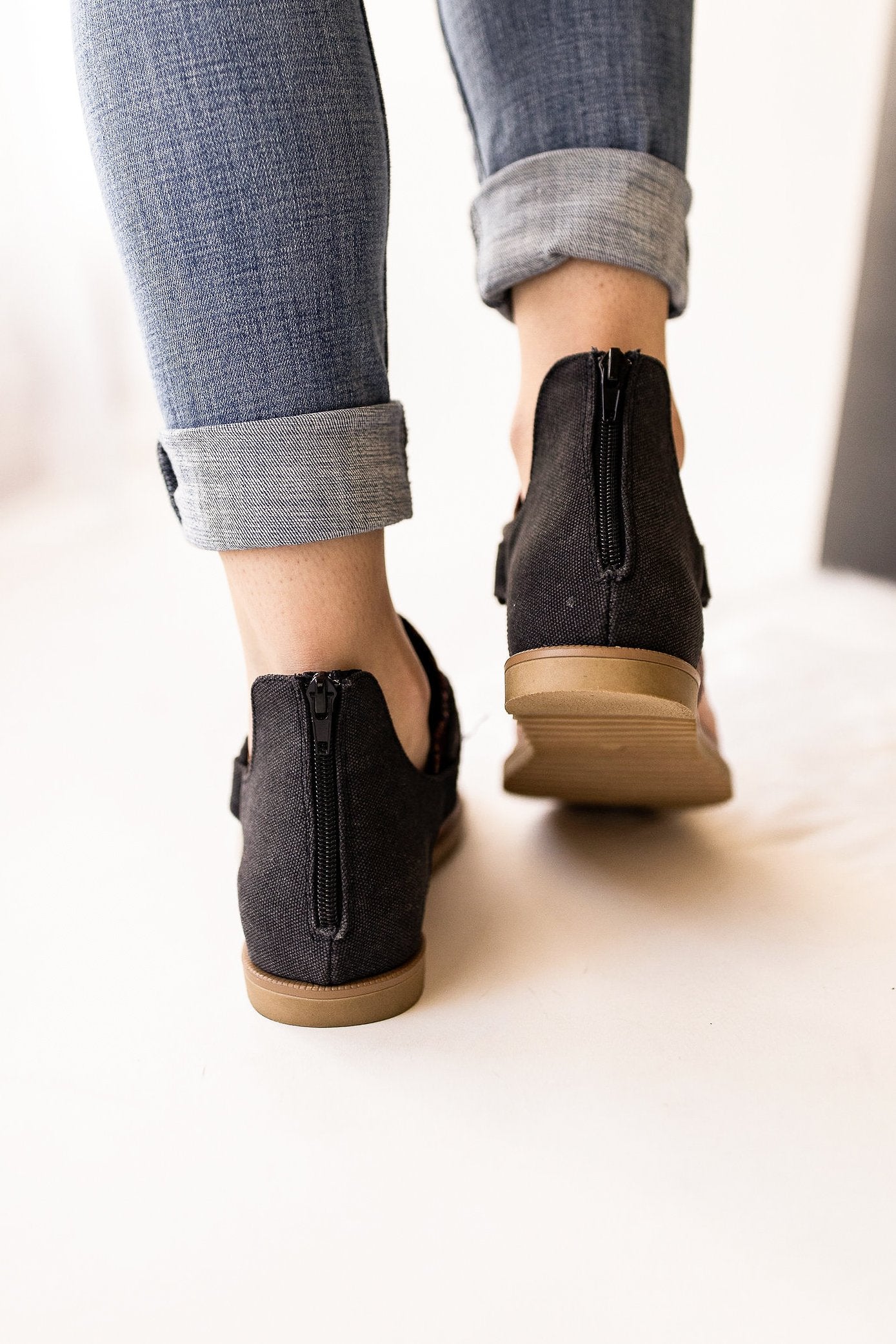 Very G Dakota Sandal in Black/Red - Our Little Secret Boutique