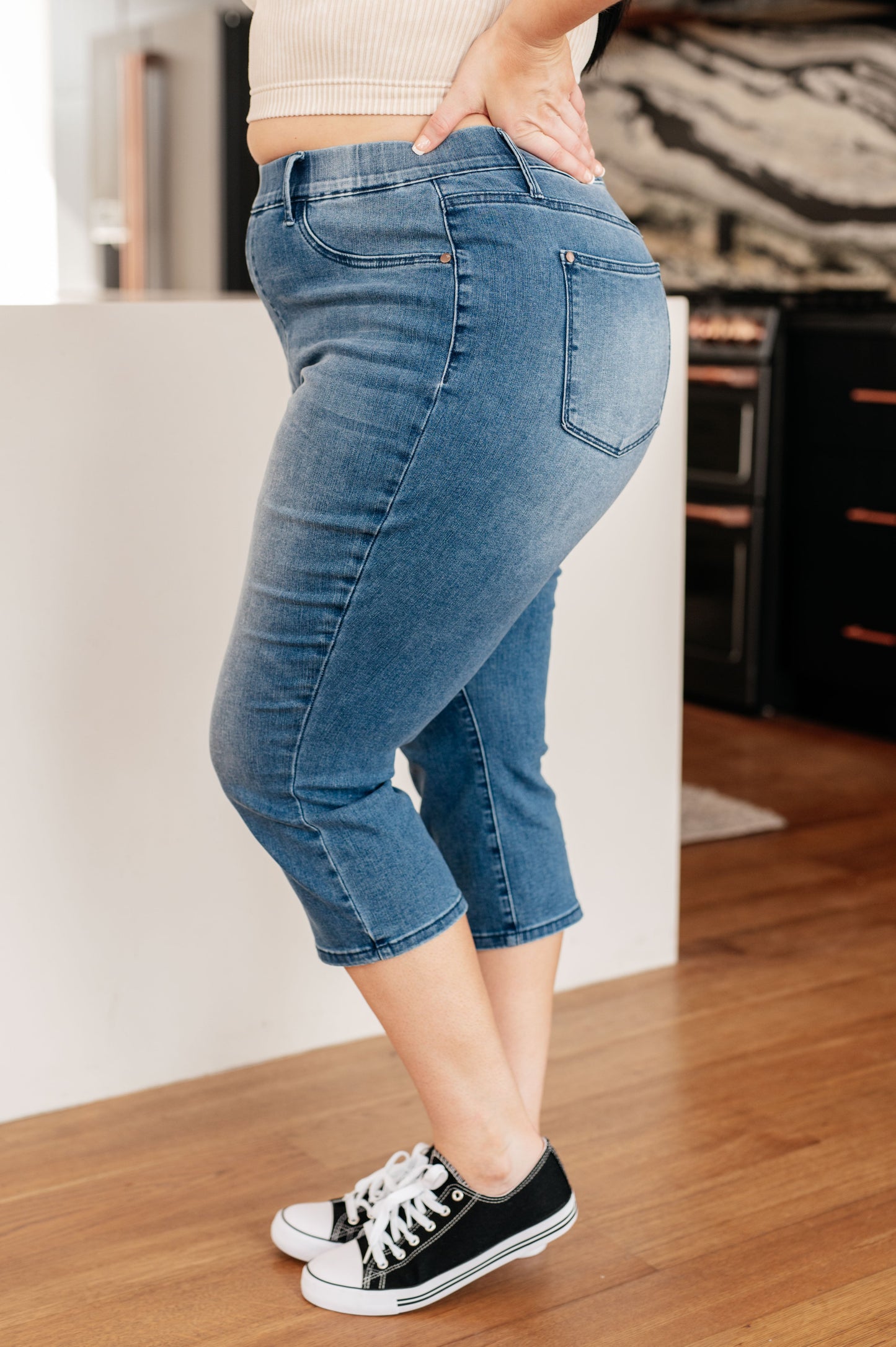 Emily High Rise Cool Denim Pull On Capri Jeans | Judy Blue*