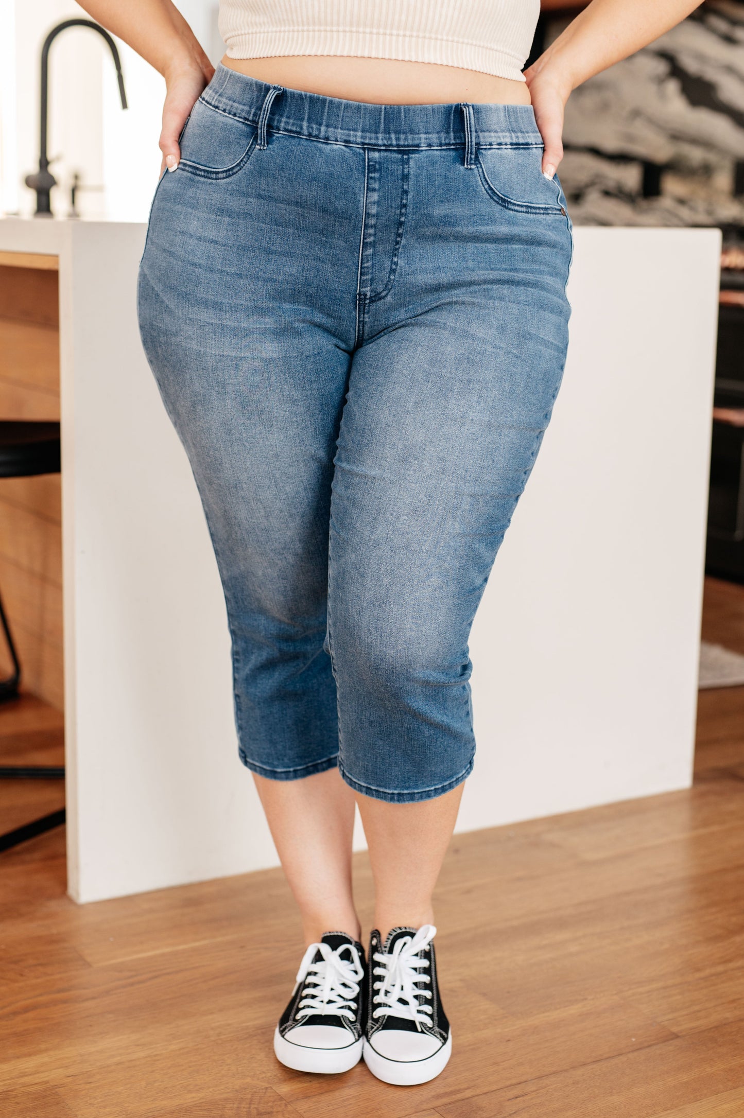 Emily High Rise Cool Denim Pull On Capri Jeans | Judy Blue*